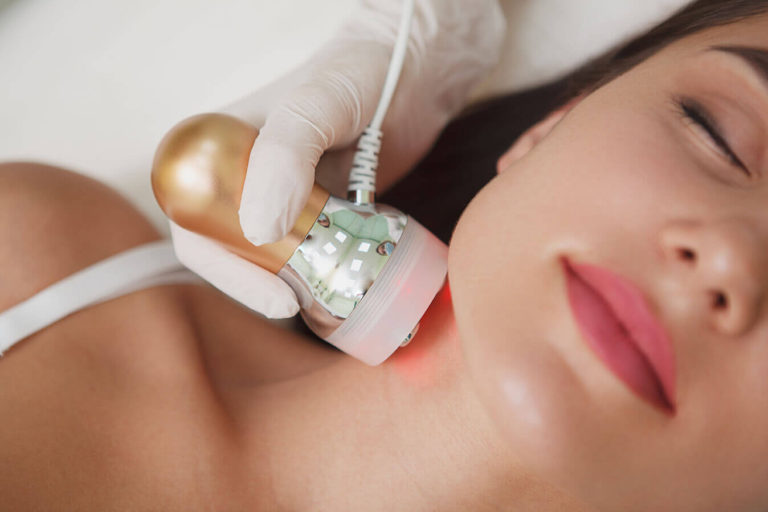 Radiofrequência
Esse tratamento produz um grande aquecimento na área a ser tratada, e consequente estimulação na formação de novas fibras de colágeno. É um procedimento indolor e não é necessário repouso.